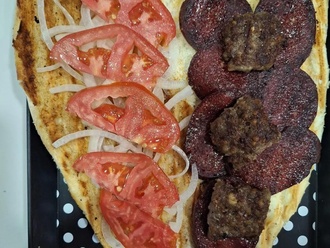 Yarım Ekmek Köfte & Sucuk görseli