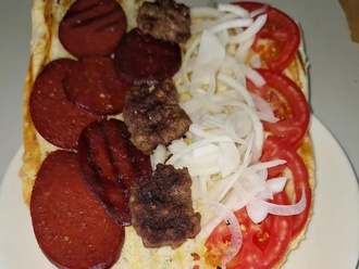 Üç Çeyrek Ekmek Köfte & Sucuk görseli