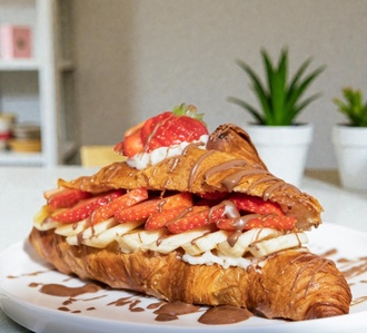 Muz & Çilek & Nutella Tereyağlı Kruvasan görseli