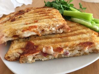 Yarım Ekmek Kaşarlı Tost görseli