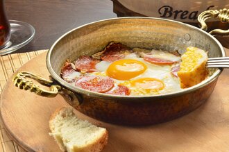 Sahanda Sucuklu Yumurta görseli