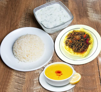 Günün Menüsü (Mercimek Çorbası + Patates Püresi Yatağında Kıymalı Sote + Pirinç Pilavı + Cacık) görseli