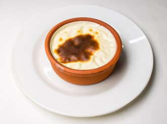 Güveçte Bademli Fırın Sütlaç görseli