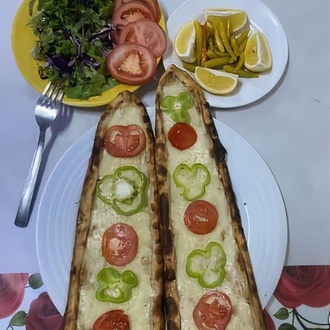 Kaşarlı Sebzeli Pide görseli