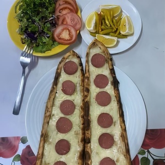 Kaşarlı Sucuklu Pide görseli