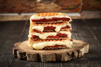 Çift Kaşarlı Çift Sucuklu Tost görseli