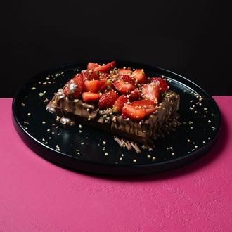 Sütlü Çikolatalı Çilekli Waffle görseli