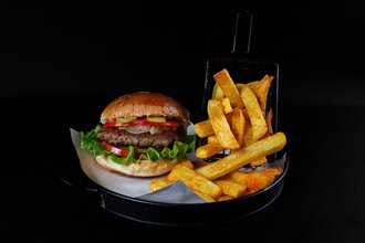 Klasik Burger & Patates Kızartması görseli