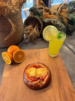 Sosisli Kaşarlı Pizza görseli