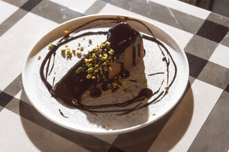 Çikolatalı Soslu Cream Cheesecake görseli