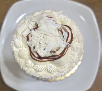 Muzlu Antep Fıstıklı Profiterollü Pasta (5-6 Kişilik) görseli