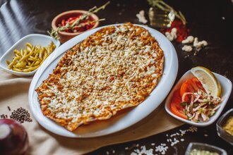 Kaşarlı Antep Lahmacun görseli