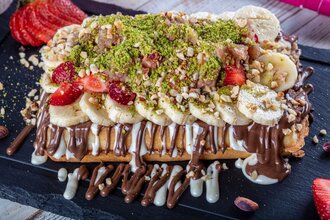 Sütlü & Beyaz Çikolatalı Muzlu Çilekli Waffle görseli