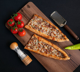 Kuşbaşılı Kaşarlı Pide görseli