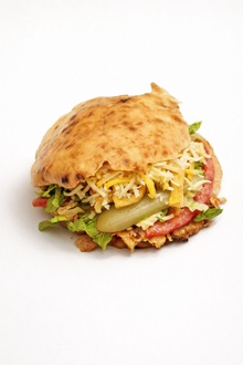 Tombik Ekmek Arası Kaşarlı Tavuk Döner görseli