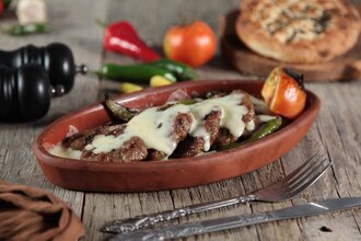 Kiremitte Kaşarlı Köfte görseli