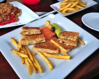 Peynirli Tepsi Böreği görseli