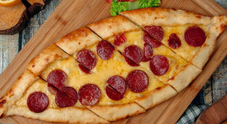 Kaşarlı Sucuklu Pide görseli