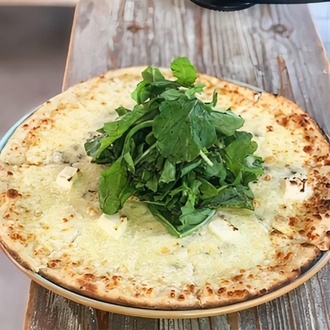 Quattro Formaggi Pizza görseli
