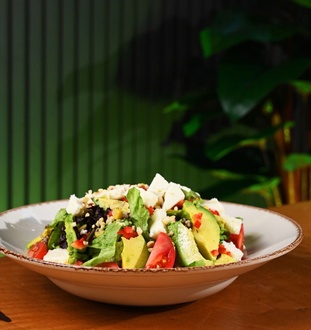 Avokado & Beyaz Peynirli Kinoa Salatası görseli