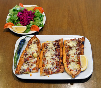 Kuşbaşılı Kaşarlı Pide görseli