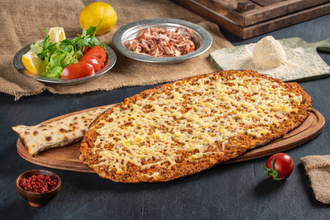 Üstü Kaşarlı Lahmacun görseli