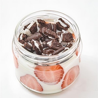 Çilekli Oreolu Muhallebi görseli