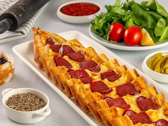 Kaşarlı Sucuklu Pide görseli