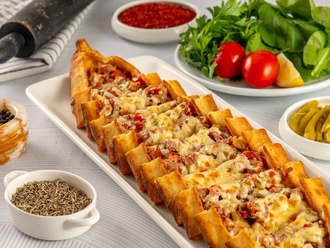 Kuşbaşılı Kaşarlı Pide görseli