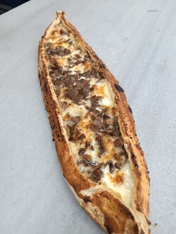 Kavurmalı Kaşarlı Pide görseli