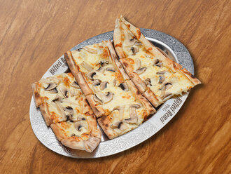 Peynirli Mantarlı Pide görseli