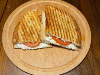 Ayvalık Ekmeğine Domatesli & Beyaz Peynirli Tost görseli
