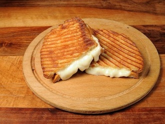 Ayvalık Ekmeğine Çift Kaşarlı Tost görseli
