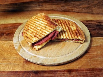 Ayvalık Ekmeğine Sucuklu Tost görseli