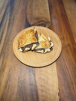 Ayvalık Ekmeğine Leyla Tost görseli