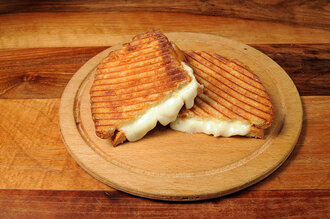 Ayvalık Ekmeğine Kaşarlı Tost görseli