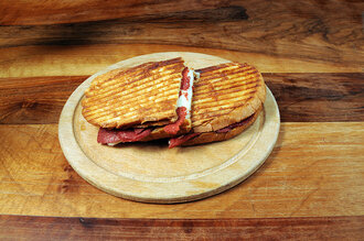 Ayvalık Ekmeğine Karışık Tost görseli