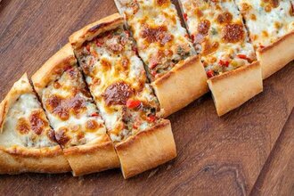 Kuşbaşılı Kaşarlı Pide görseli