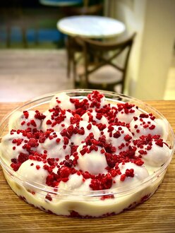 Beyaz Çikolatalı Frambuazlı Profiterol (1 Kg.) görseli