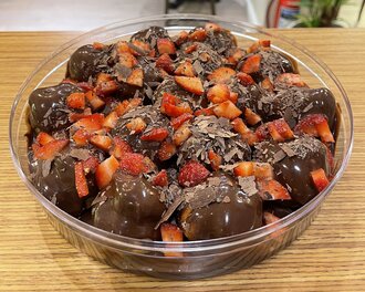 Bitter Çikolatalı Çilekli Profiterol (1 Kg.) görseli