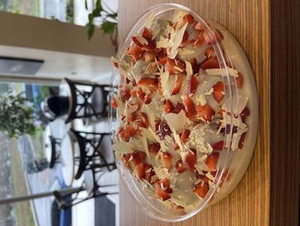 Beyaz Çikolatalı Çilekli Profiterol (1 Kg.) görseli