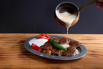 Özel Soslu Pideli Köfte görseli