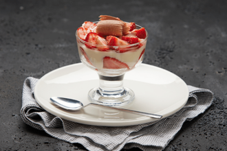 Çilekli Kaşık Pasta görseli