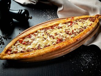 Kuşbaşılı Kaşarlı Pide görseli