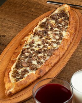 Kavurmalı Kaşarlı Pide görseli