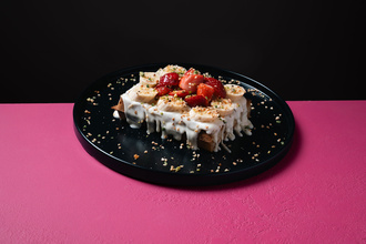 Beyaz Çikolata Muz Çilekli Waffle görseli