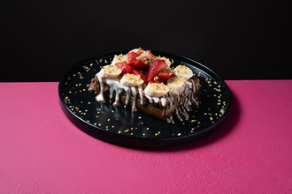 Sütlü Beyaz Çikolatalı Muzlu Çilekli  Waffle görseli