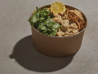 Creamy Humus & Tortilla Chips görseli