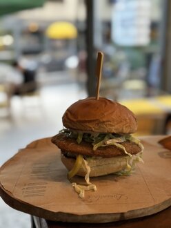 Limonita Schnitzel Burger görseli