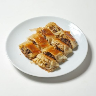 Tereyağlı Sarıyer Kıymalı Kol Böreği görseli